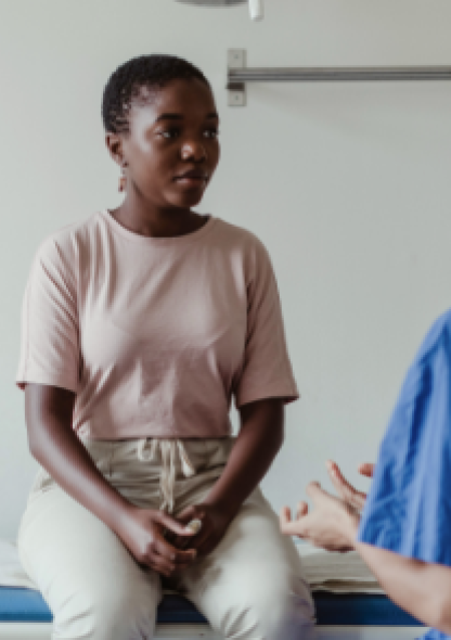 image montrant une femme parlant à une infirmière